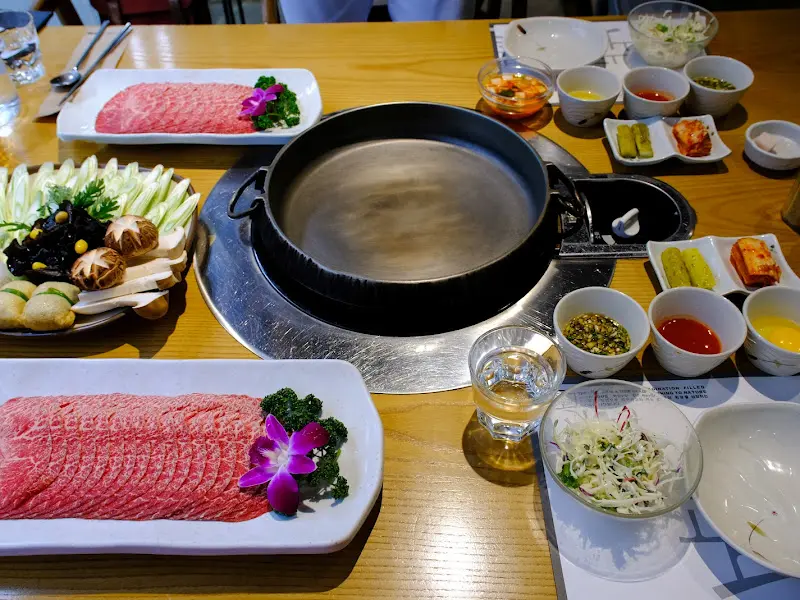 테이블 가득 차려진 스키야키 한 상 차림