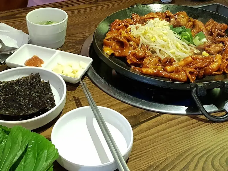 쭈꾸미볶음과 밑반찬