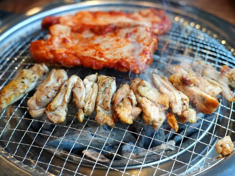 닭갈비와 삼겹살을 함께 굽는 모습