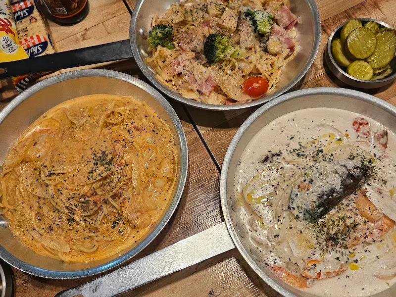 푸짐하게 차려진 세 가지 파스타와 리조또