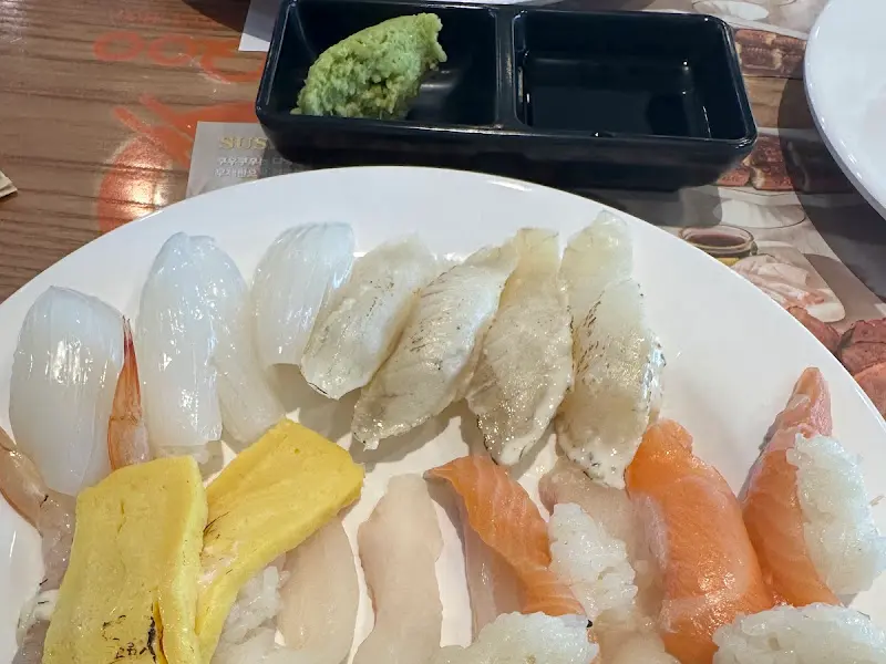 싱싱한 초밥들, 밥 양이 적어 부담 없이 즐길 수 있다.