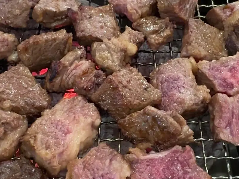 숯불 위에서 익어가는 우대갈비