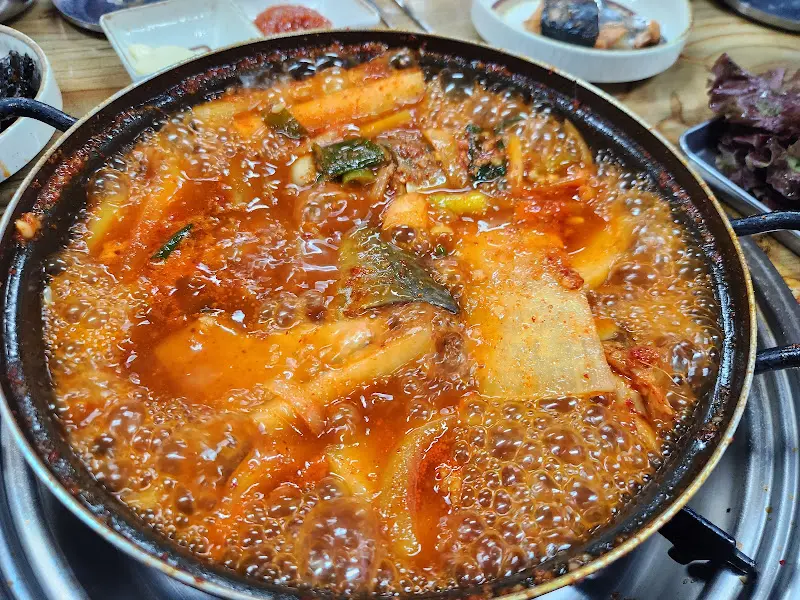 식탁 가득 차려진 음식