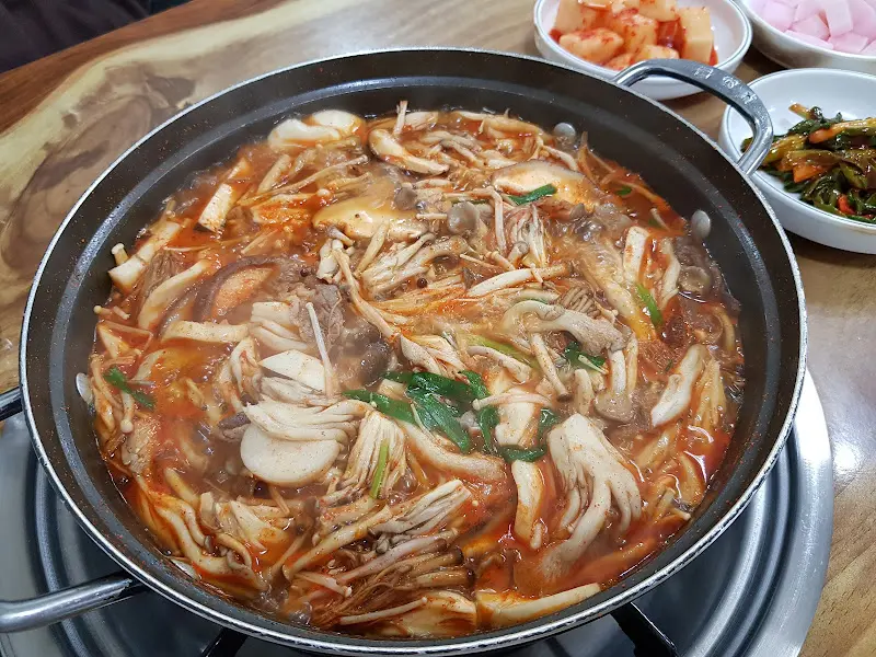 다 끓여진 버섯전골