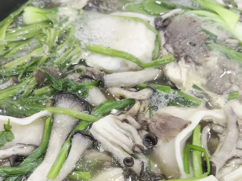 만두전골 속 다양한 버섯과 야채