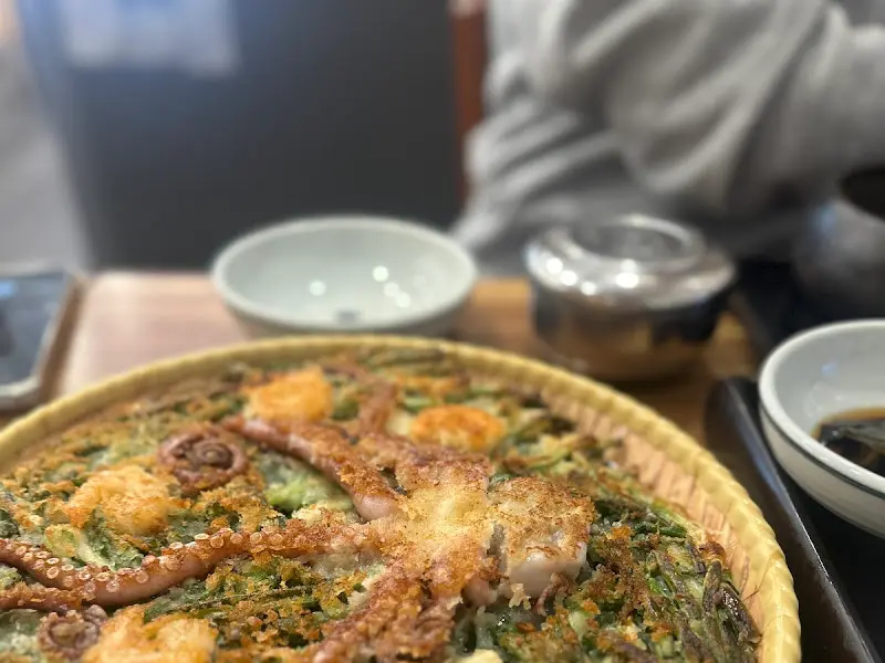 테이블 위에 놓인 낙지 파전