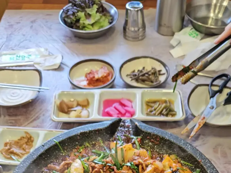 불판 위에서 맛있게 익어가는 오리 불고기