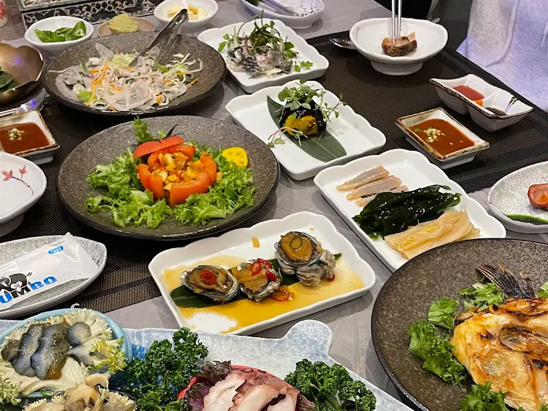 테이블 가득 차려진 한정식 코스 요리