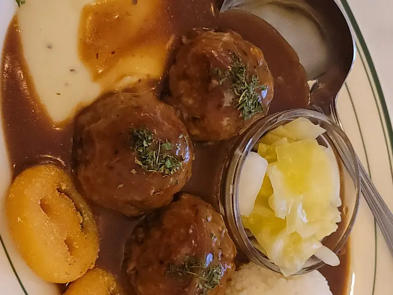 미트볼과 소스가 곁들여진 요리