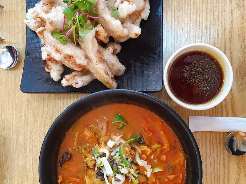 탕수육과 짬뽕이 함께 있는 테이블