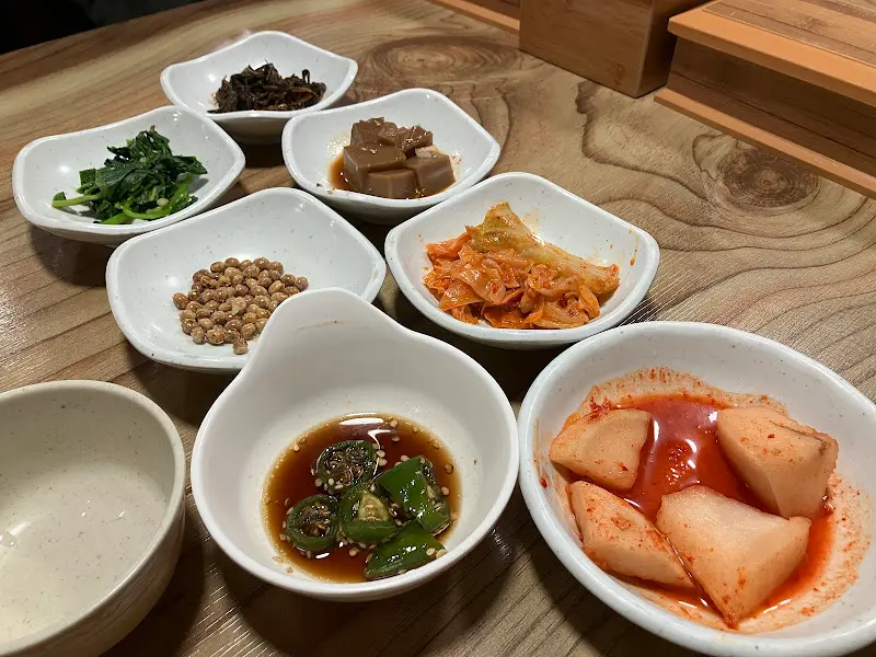 다채로운 밑반찬 클로즈업 샷