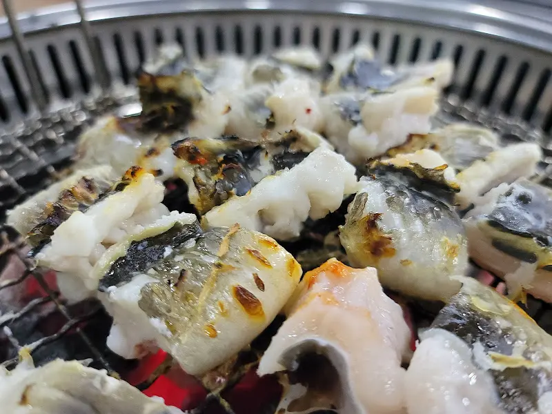 숯불 위에서 맛있게 익어가는 장어의 클로즈업 샷