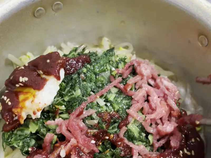 양은 냄비에 담겨 나온 육회 비빔밥