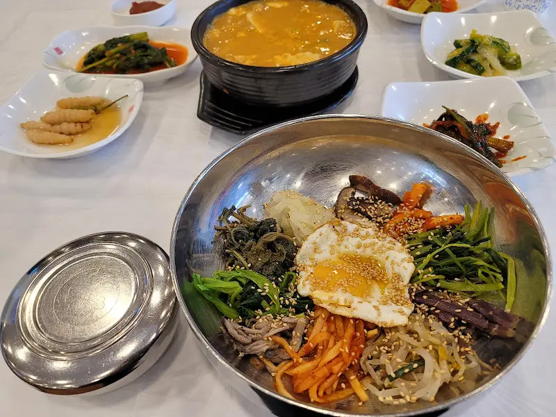 다양한 메뉴가 차려진 상차림