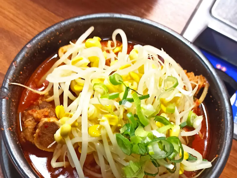 국밥 위에 얹어진 고명