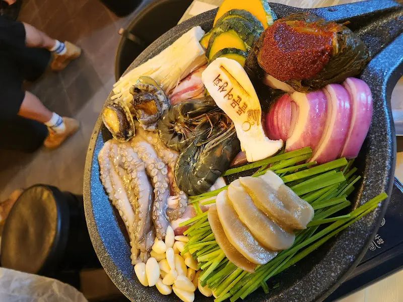 돌문어 삼합 푸짐한 한상차림