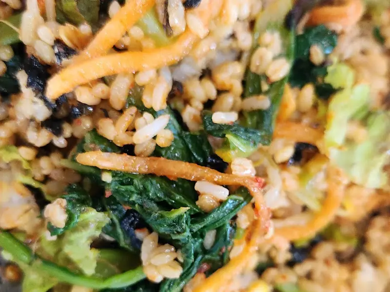 싱싱한 채소와 보리밥의 만남