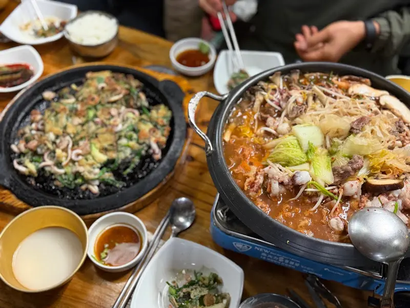 해물파전과 불낙전골을 함께 즐기는 모습