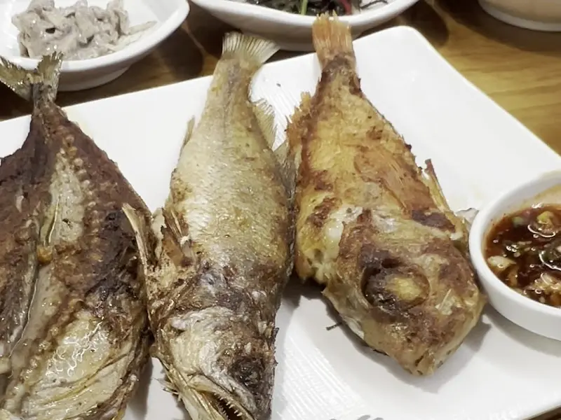 노릇노릇하게 구워진 모둠 생선구이