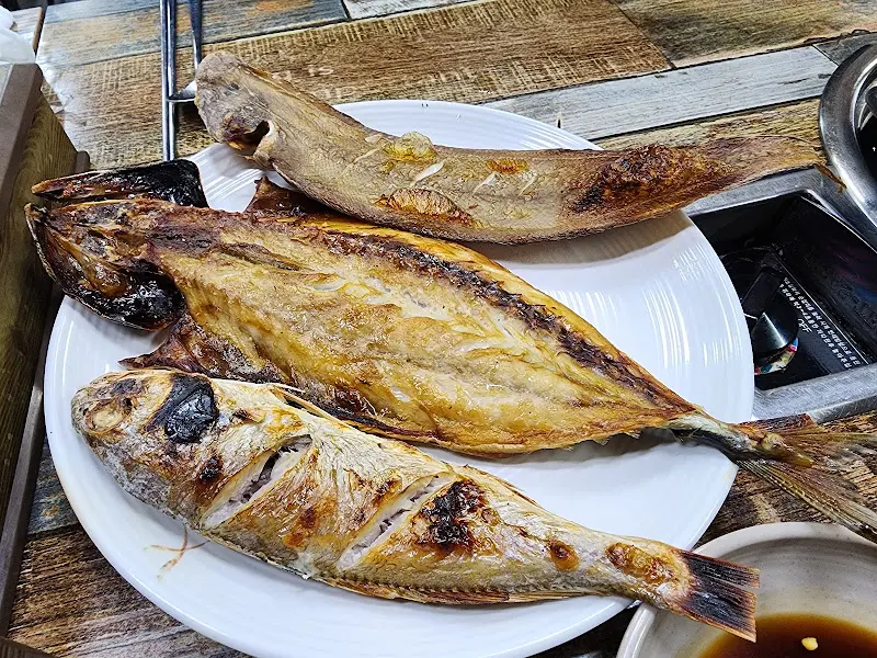 노릇노릇하게 구워진 뽈락, 고등어, 가자미 구이