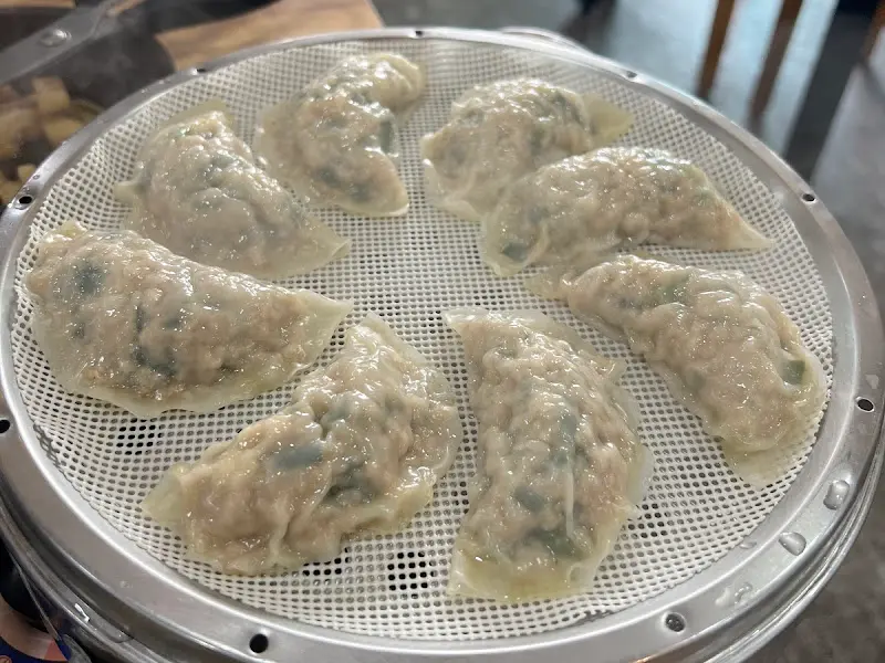 만두 찜기 안에서 빛나는 촉촉한 만두