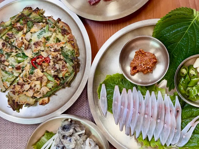 한 상 가득 차려진 바지락 정식