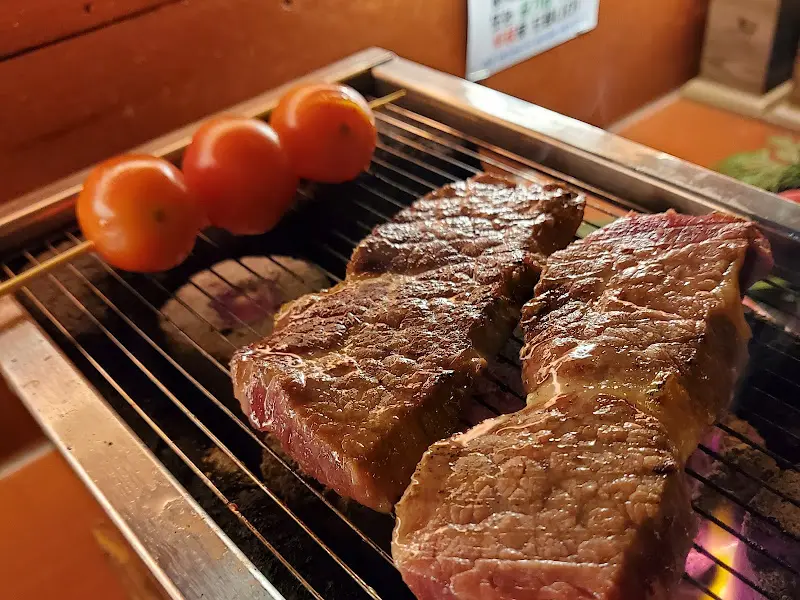 화로에 구워지는 고기와 야채