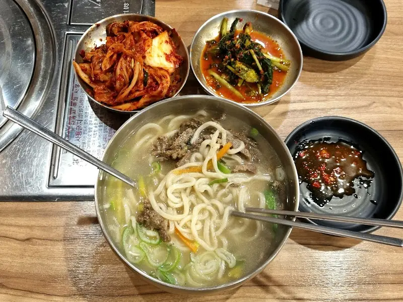 칼국수와 김치의 완벽한 조화