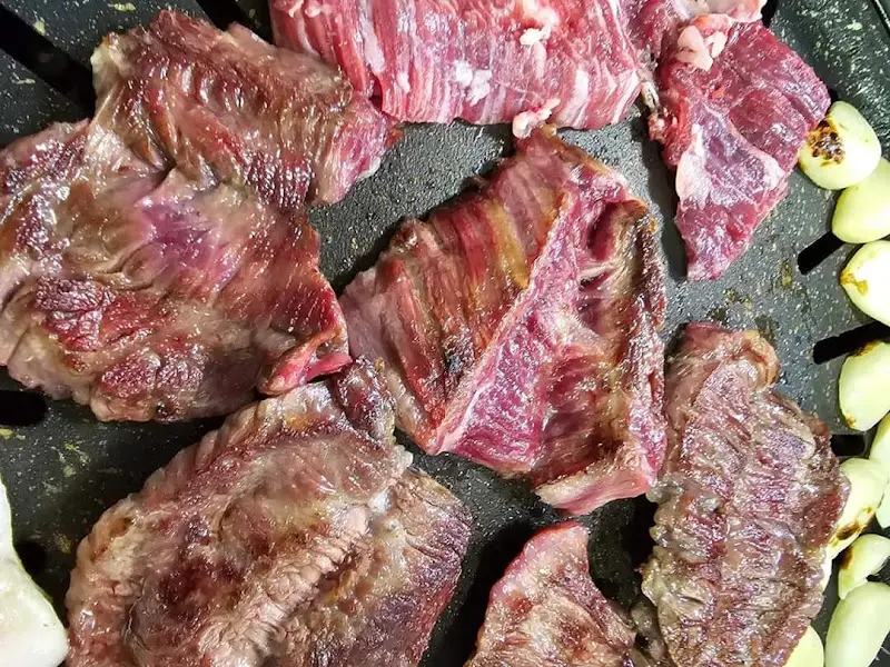 숯불 위에서 맛있게 구워진 고기들