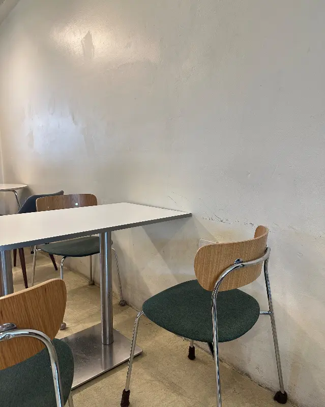 심플한 테이블과 의자