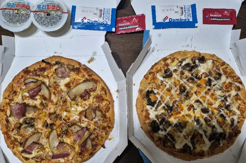 두 판의 피자와 소스