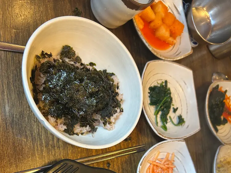 김이 모락모락 나는 흑미밥