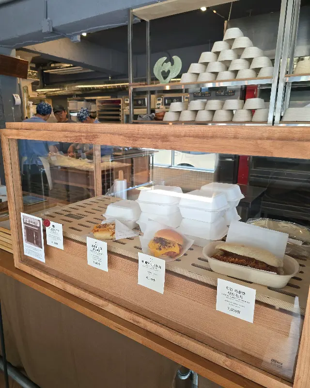 빵이 진열된 쇼케이스