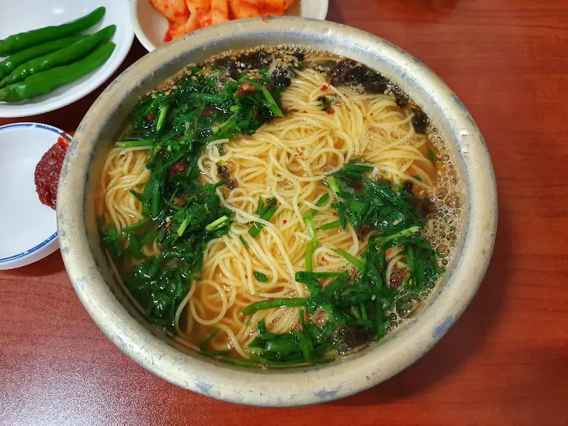 한 상 가득 차려진 잔치국수