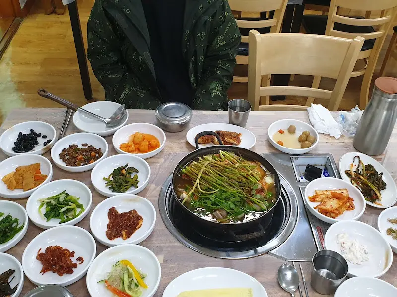 실비식당 테이블 전경