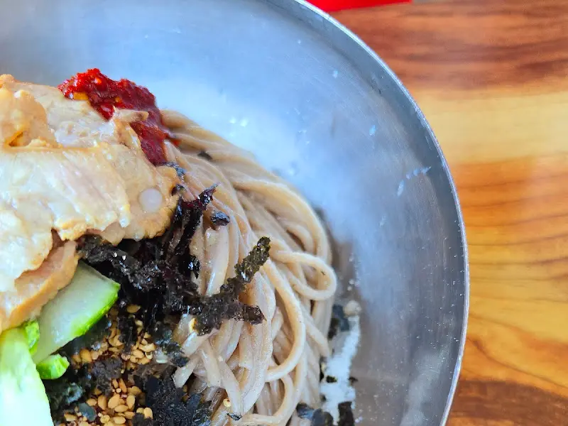 양념과 수육 고명