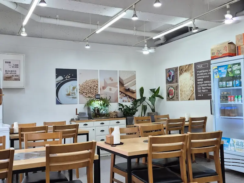 깔끔한 식당 내부