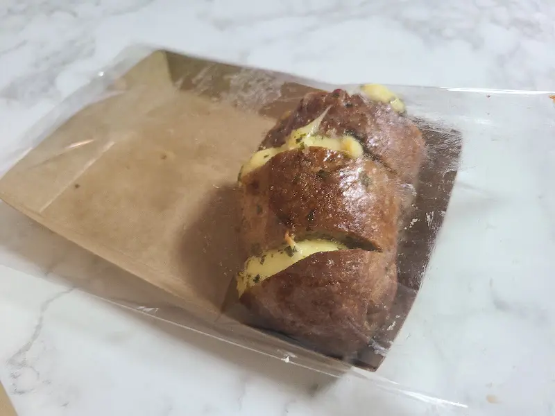포장된 마늘 크림치즈 빵