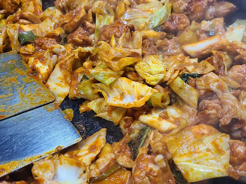 잘 볶아진 닭갈비