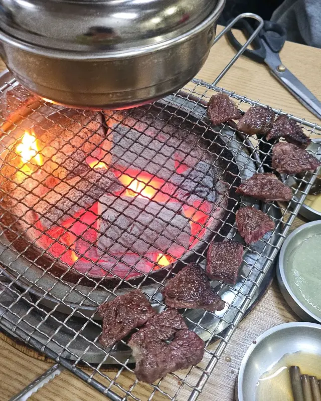 숯불에 구워진 고기들
