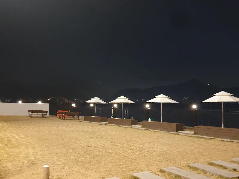 어라우즈 로스터리 카페 야외 테라스