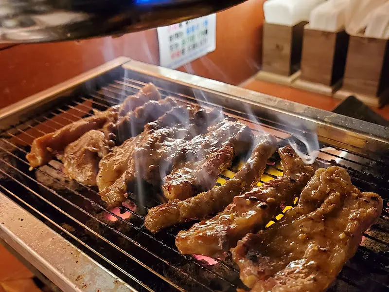 화로에 구워지는 고기의 모습