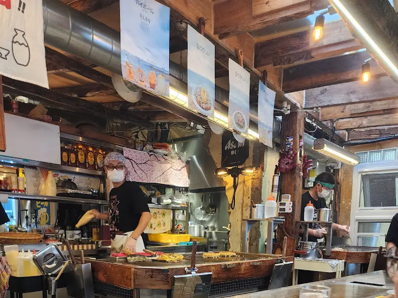 속초동경 내부 모습. 다찌 테이블이 인상적이다.