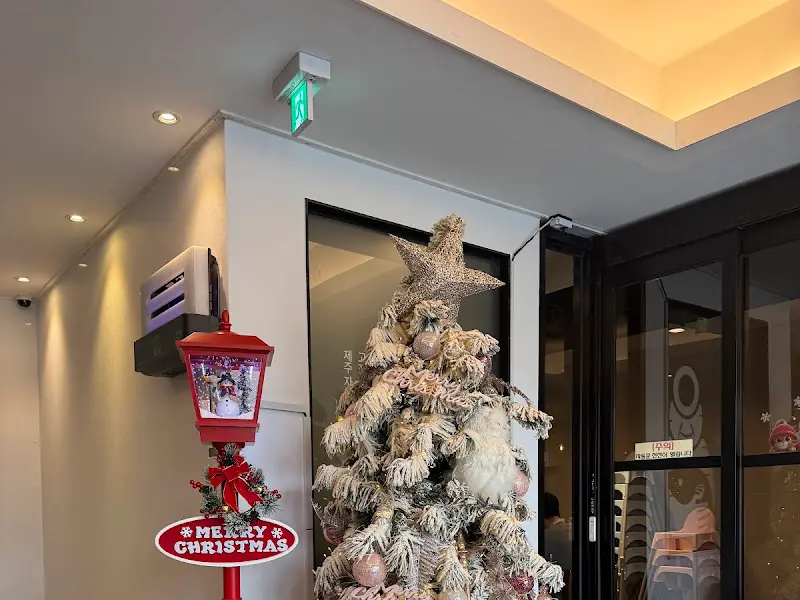 크리스마스 분위기가 물씬 풍기는 내부