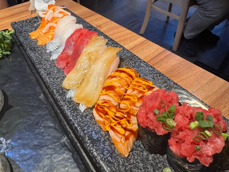 윤기가 흐르는 신선한 초밥