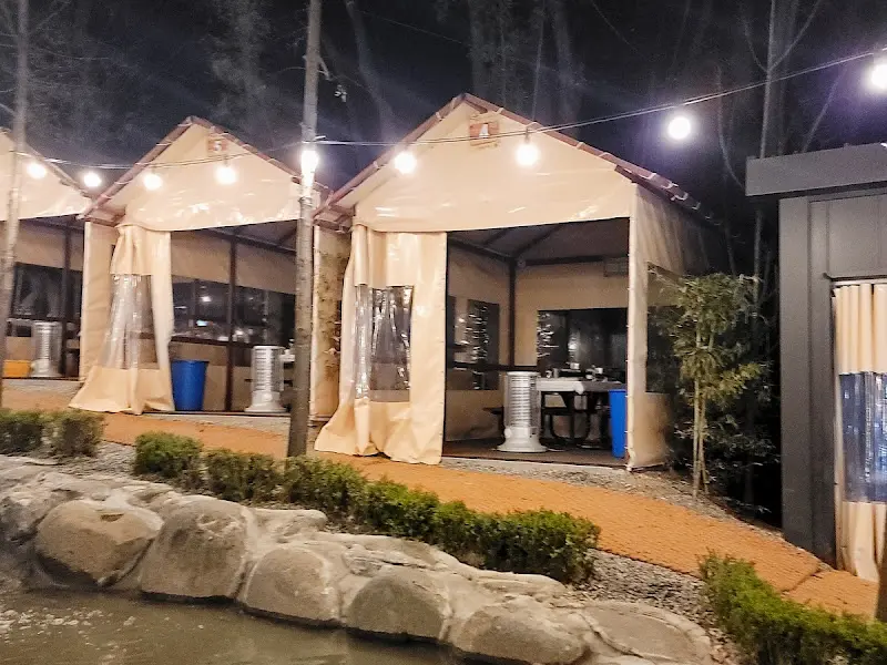 저녁 무렵 조명이 켜진 묵방골정원의 텐트형 테이블