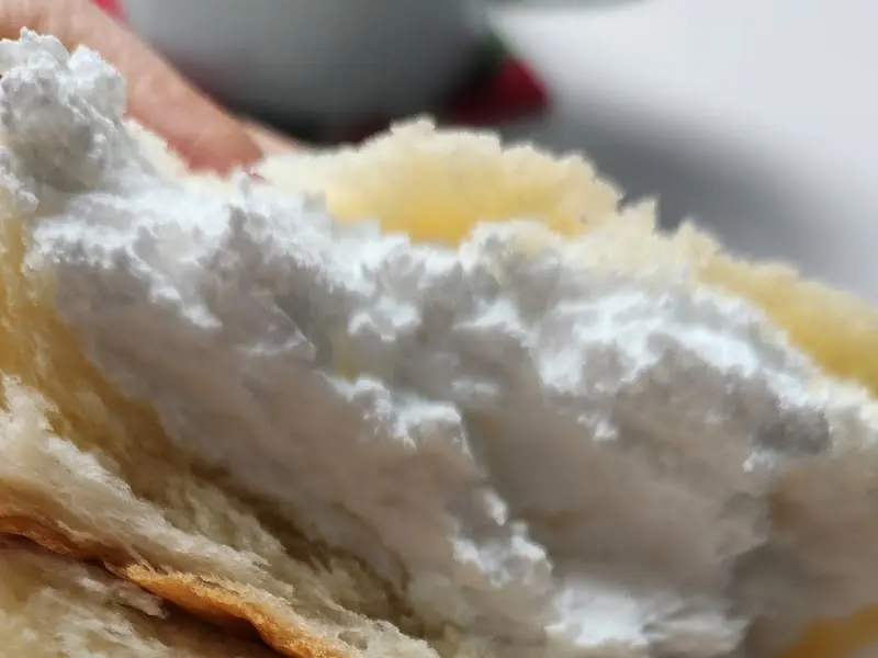 크림이 가득 들어있는 크림빵 단면