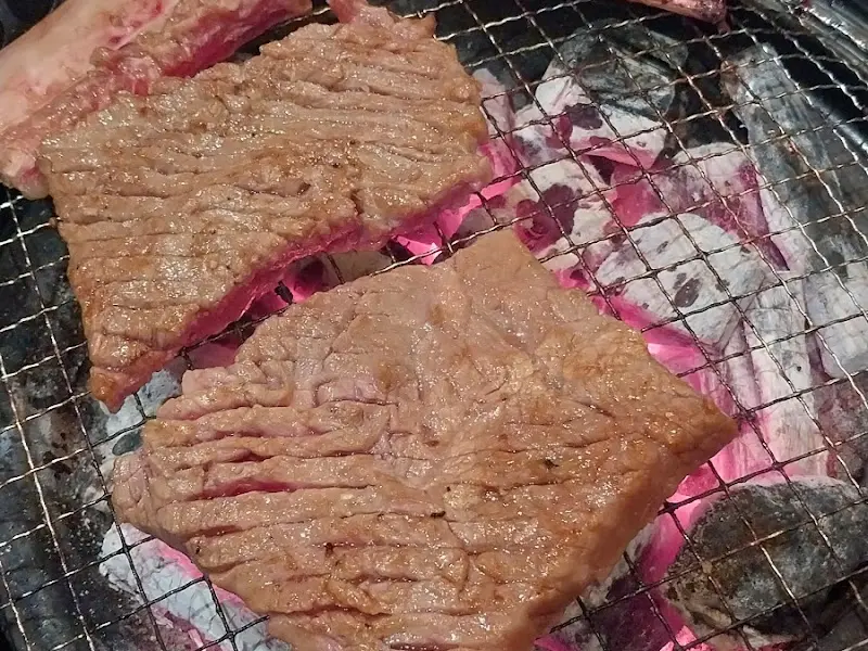 숯불 위에서 익어가는 갈비