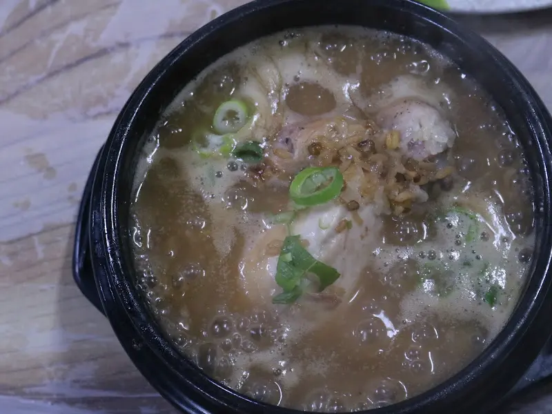 뚝배기 안에서 보글보글 끓고 있는 녹두 삼계탕