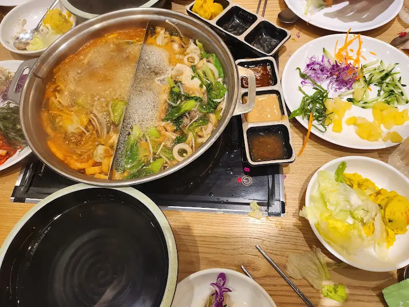 다채로운 샤브샤브 재료